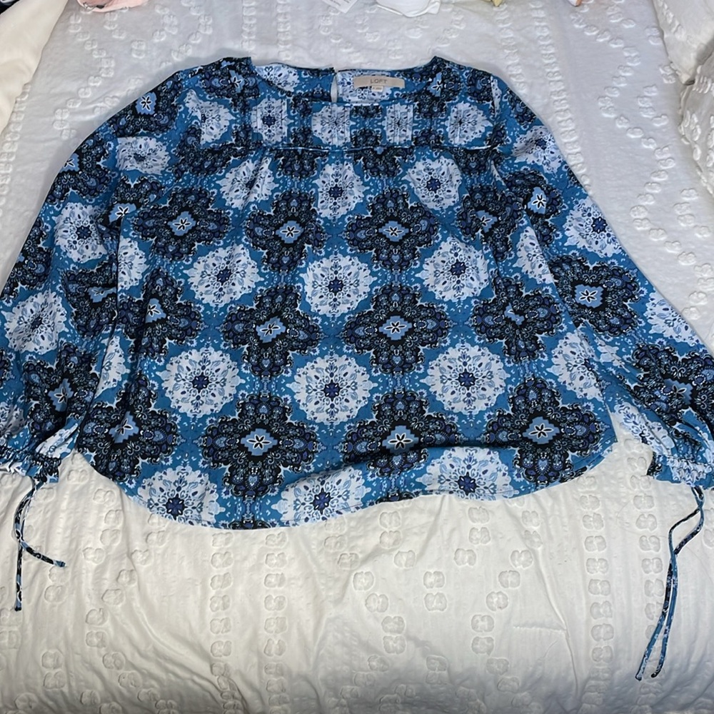 Loft long sleeve blue pattered blouse. Size M. Used good condition.
